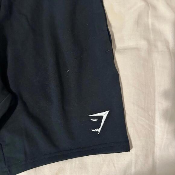 Gymshark Men’s crest 9” short - Picture 2 of 4